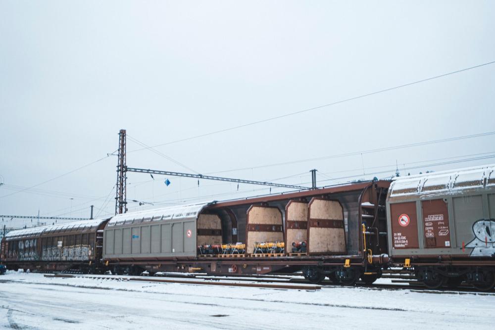 Vagony_s_humanitarni_pomoci_na_U