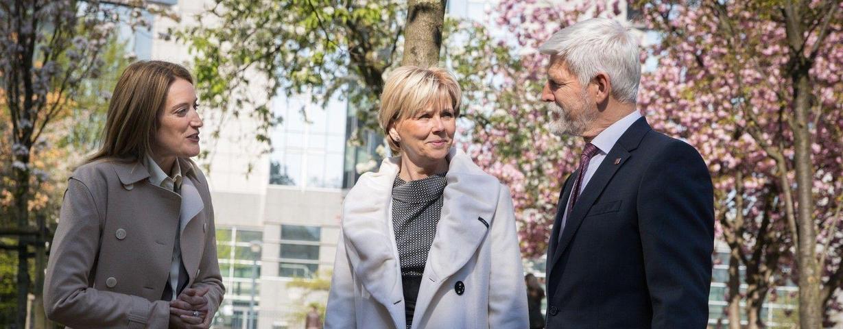 czech_president_petr_pavel_meets_ep_president_roberta_metsola_symbolically_at_václav_havel_s_bench_in_brussels