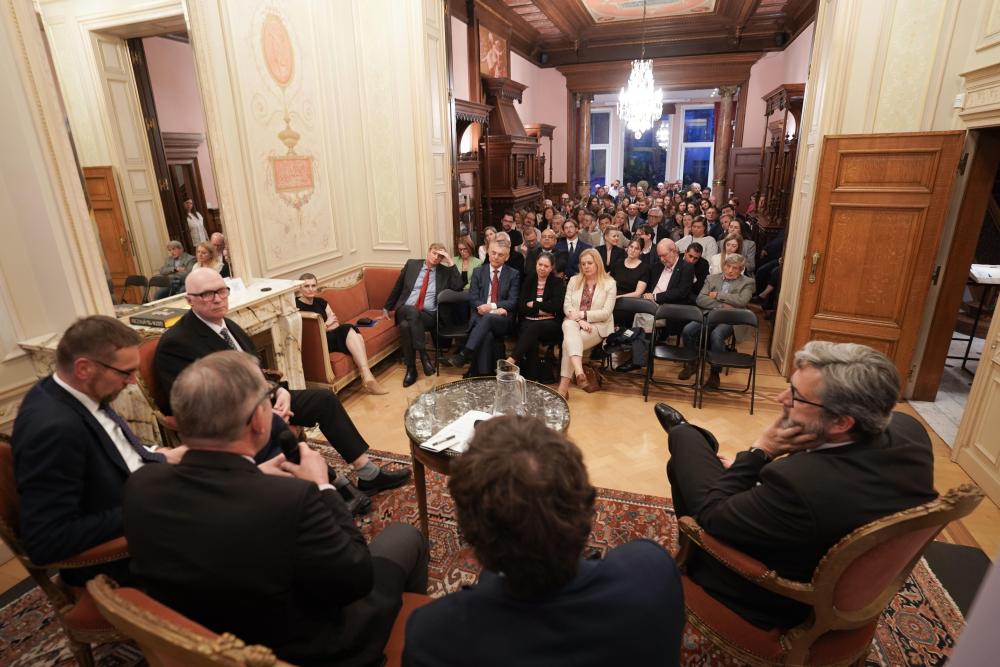 debate__atlantic_relations_in_crises_19