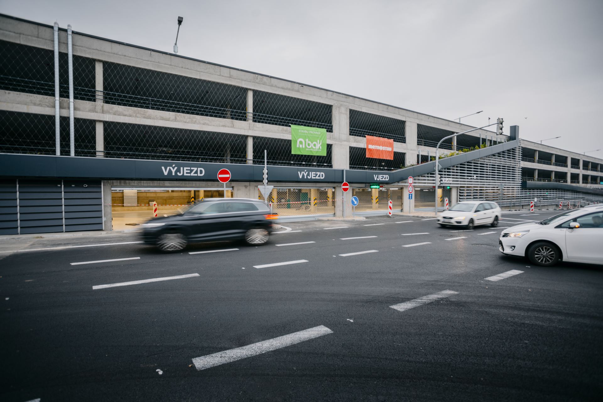 Praha_otevrela_nove_PR_parkoviste_na_Cernem_Moste_s_kapacitou_temer_900_mist.jpg