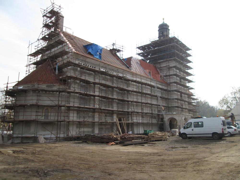 Opravovaný zámek v Břežanech