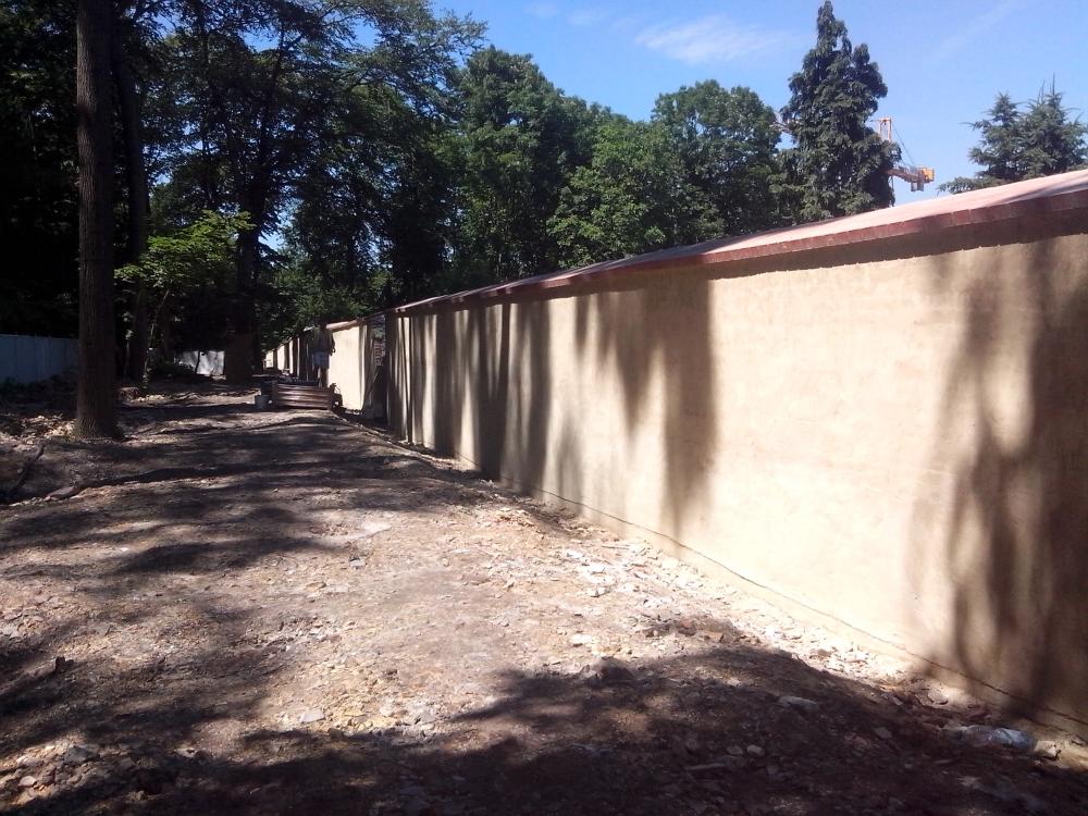 nově opravená obvodová zeď obory v úseku Liboc