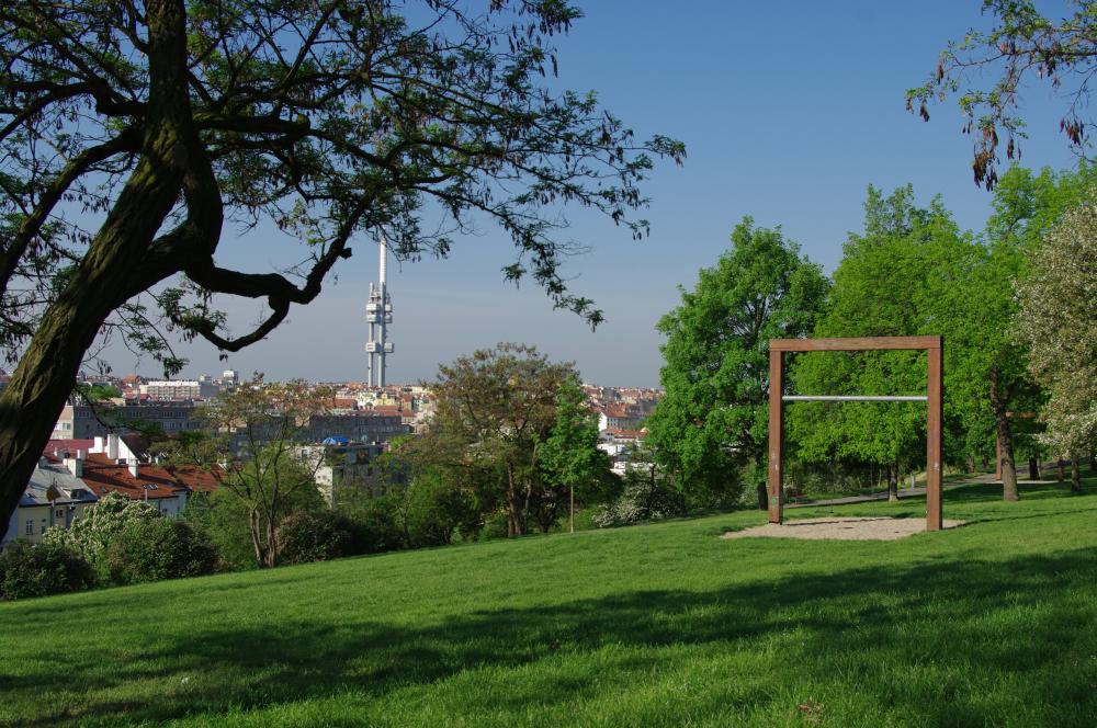 Houpačka v pohledu směrem na Žižkov