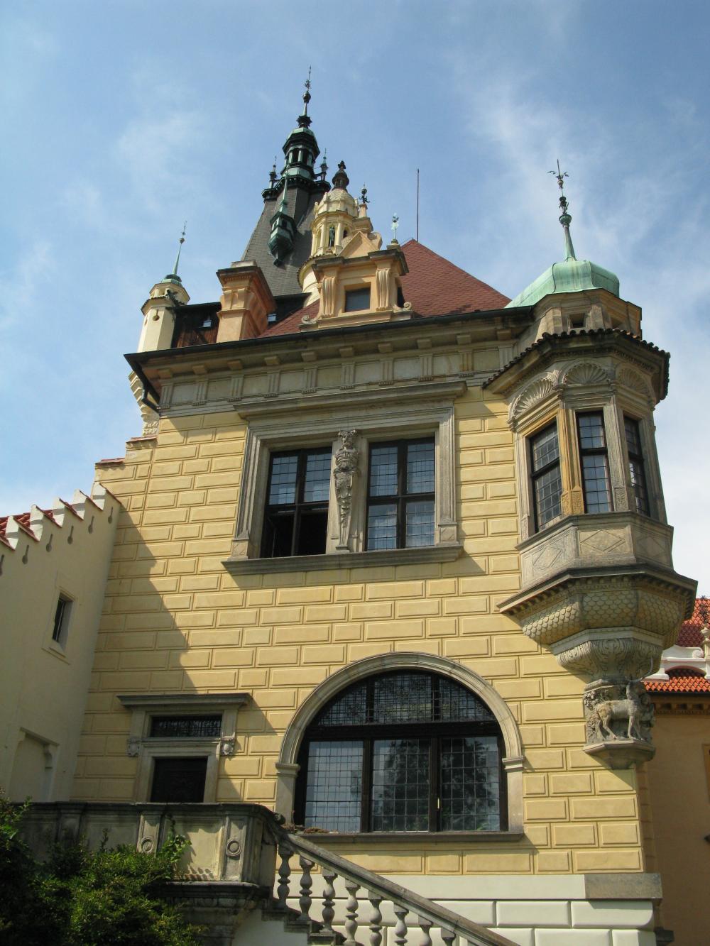 Část zámku v Průhonicích