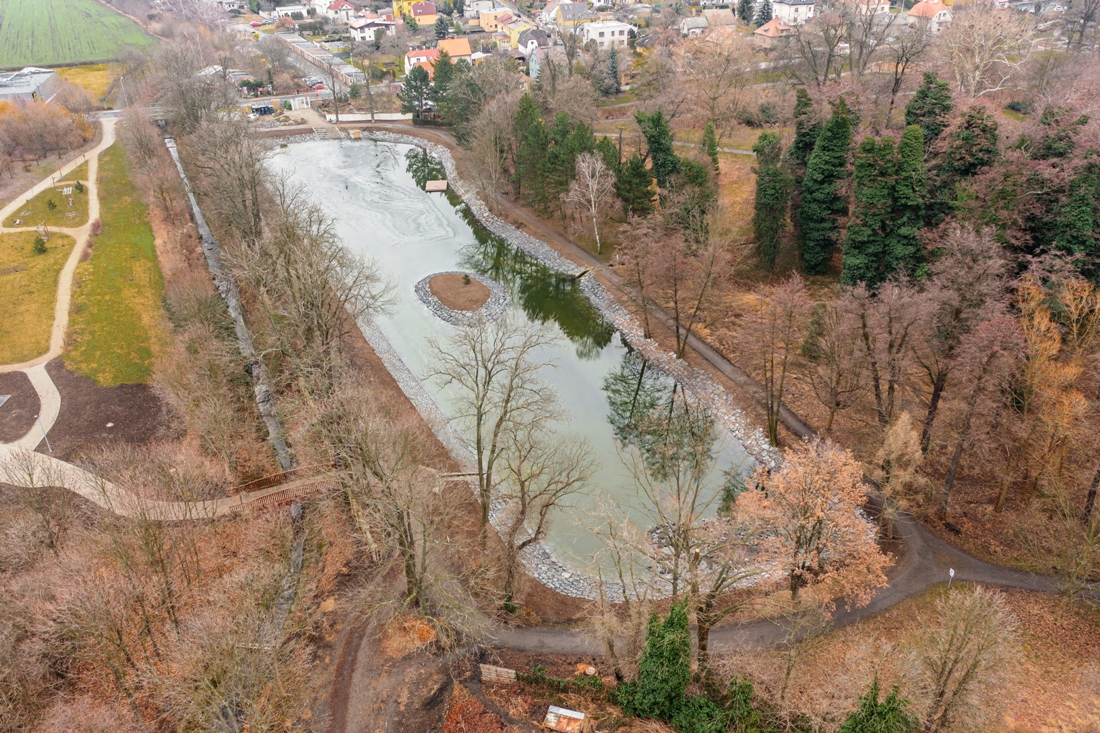 Zámecký rybník v Čakovicích po revitalizaci
