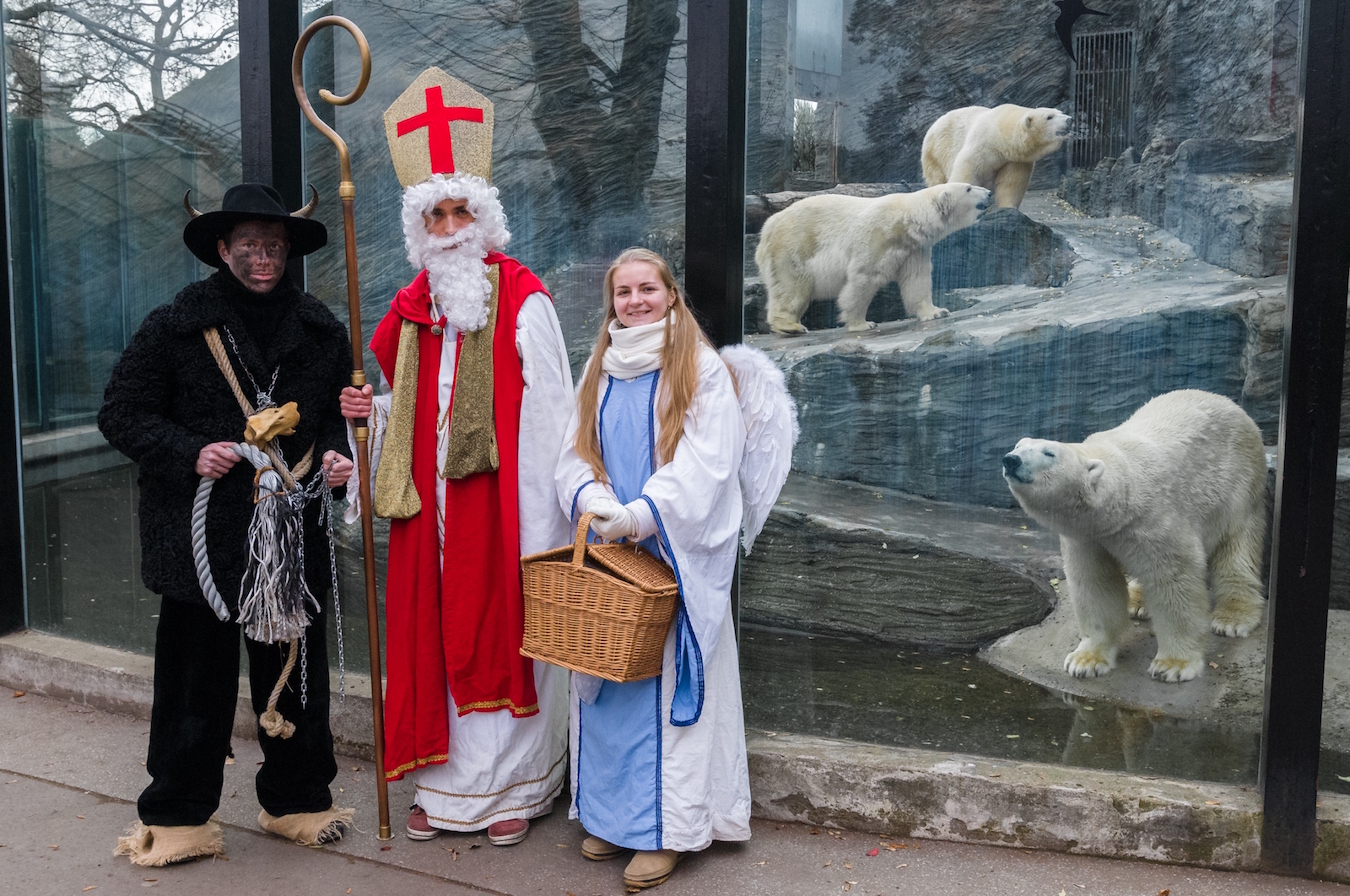 Mikuláš s čertem a andělem zjišťují, zda byl lední medvěd letos hodný
