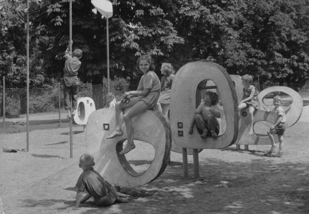 2514889_Dětské hřište Kaštánek se sochařskými autorskými objekty v roce 1961