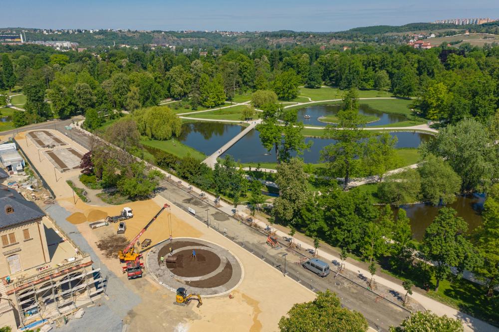 Rekonstr. parteru před Šlecht. rest. ve Stromovce, fotografie z dronu (19.5.2020)