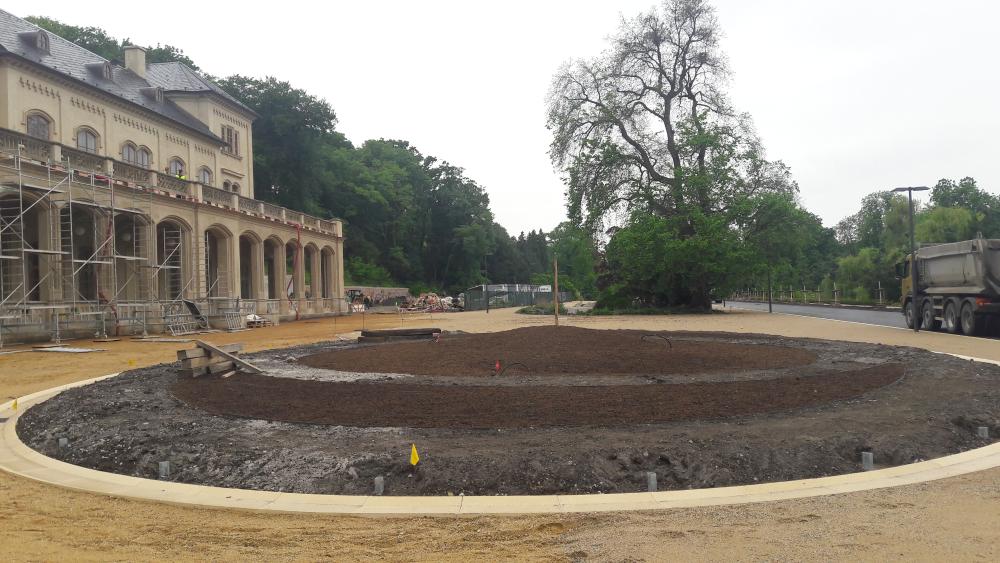 Rekonstr. parteru před Šlechtovou restaurací,  oválný historizující záhon (25.5.2020)