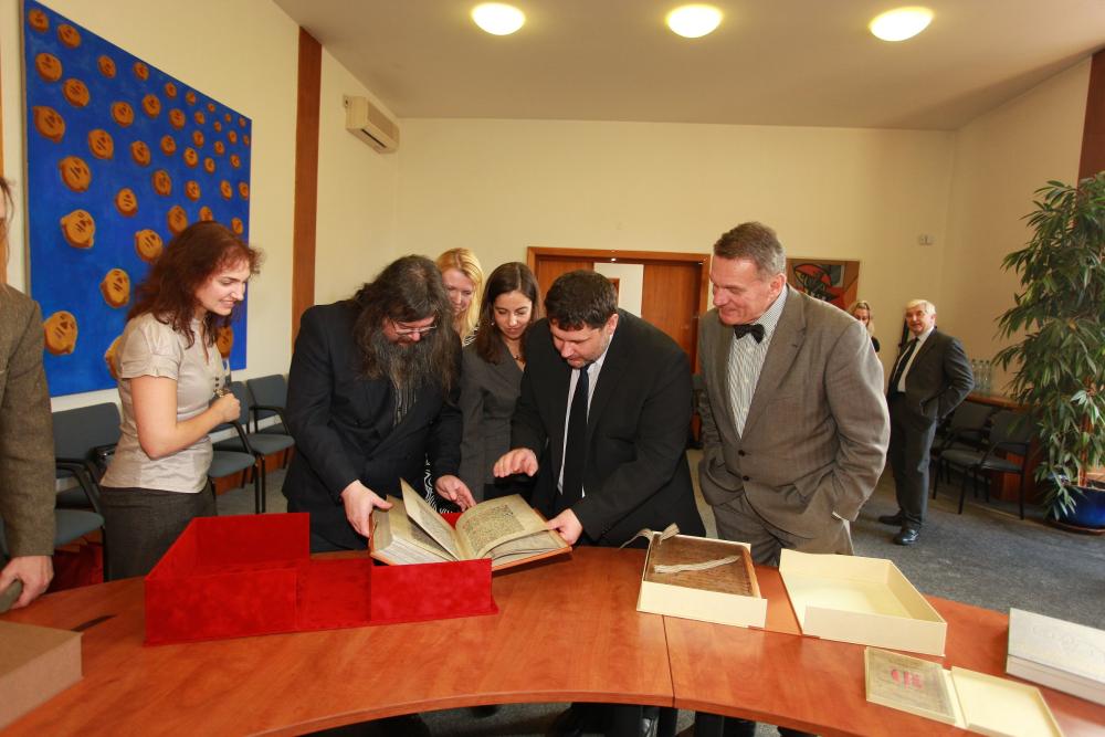 1166022_Primátor převzal nejstarší středoevropskou městskou knihu