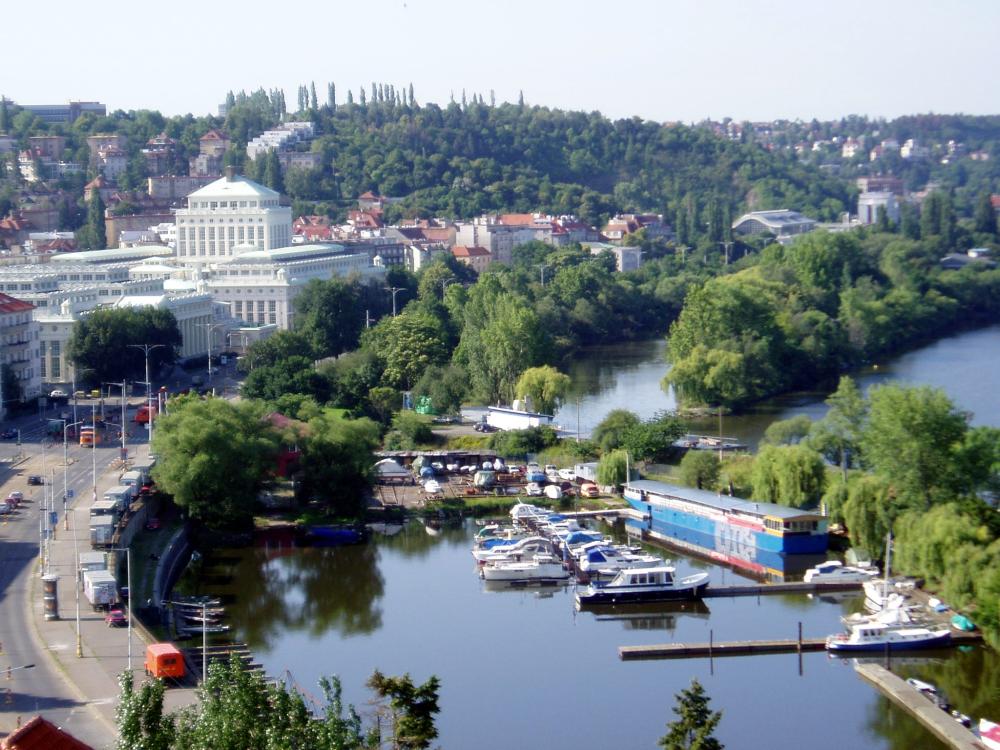 Pohled na Veslařský ostrov a Yacht club