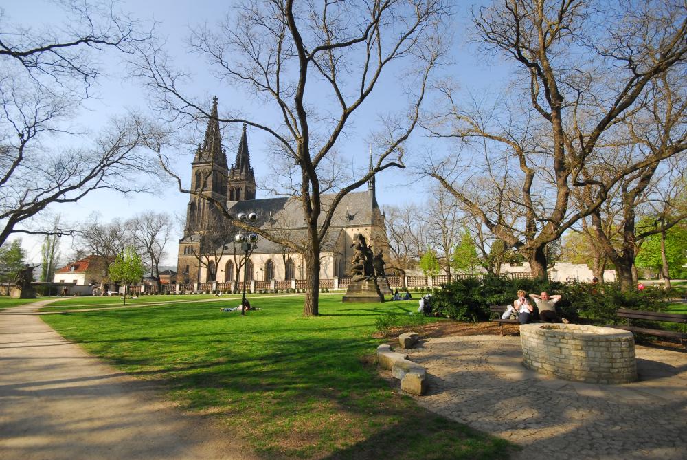 vysehradsky_park_pohled_na_kostel_sv_petra_a_pavla
