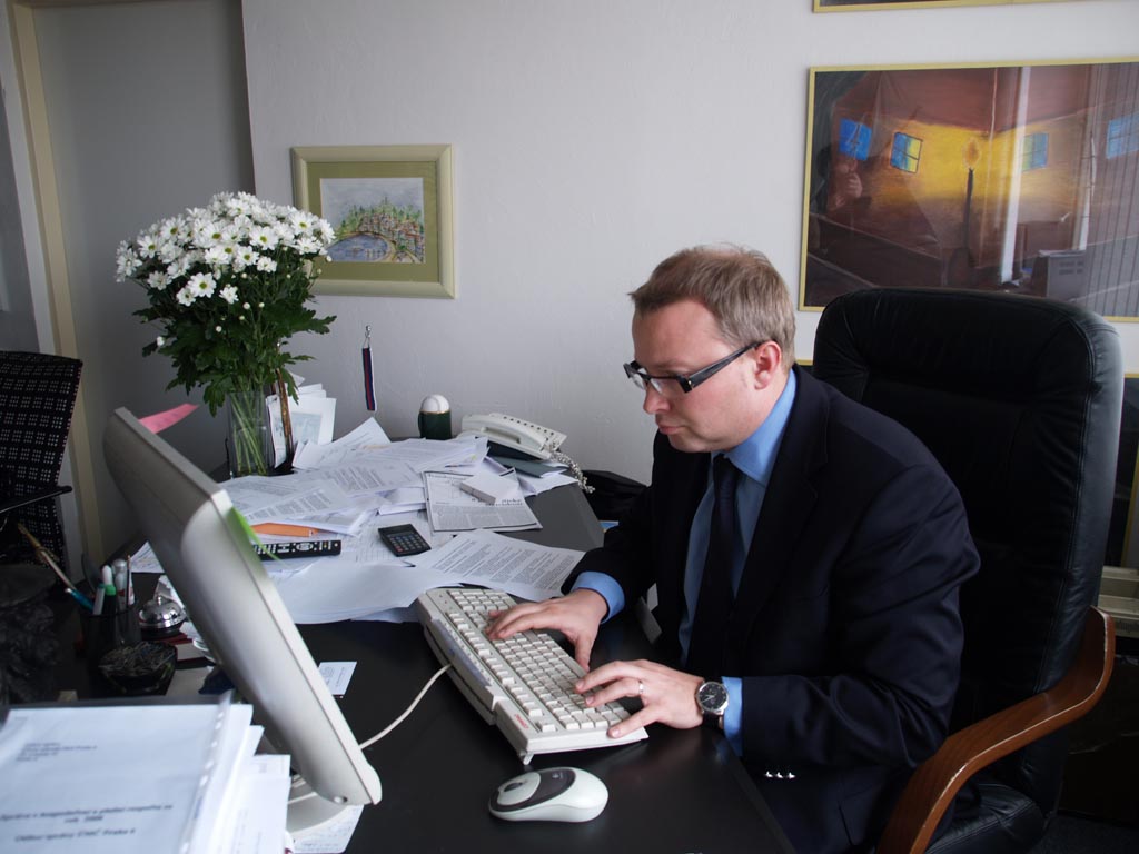 Tomáš Chalupa ve své kanceláři během odpovídání na otázky z on-line diskuze.