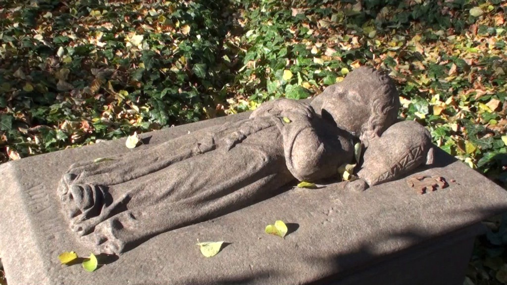 Hrob „svaté holčičky“ od sochaře Josefa Maxe.
