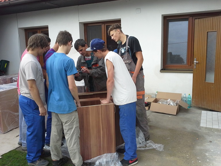 Mladí truhláři pomohli oběti červnových povodní