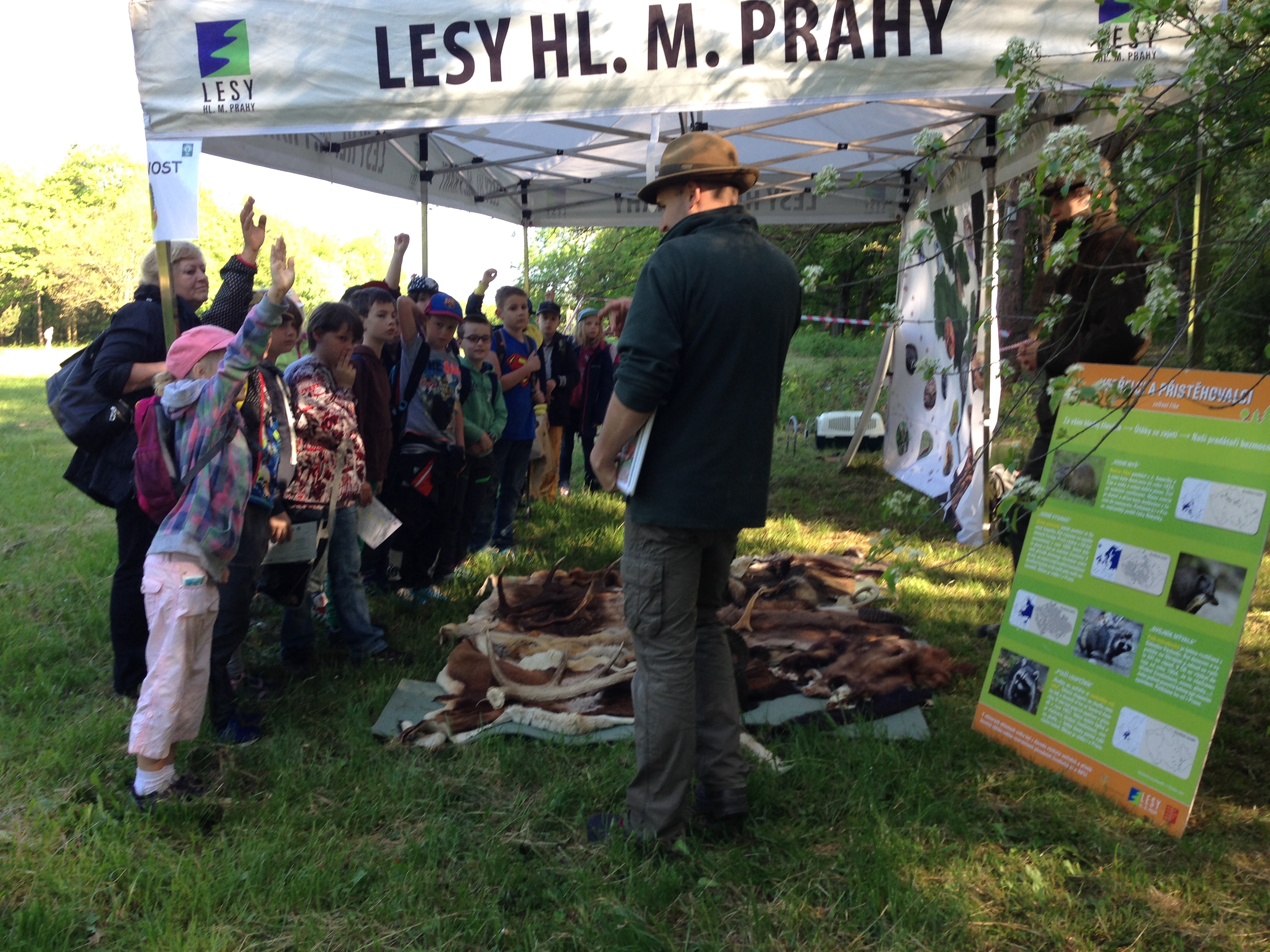 Pražský lesopark Hostivař se v pondělní ráno 9. května hemžil dětmi