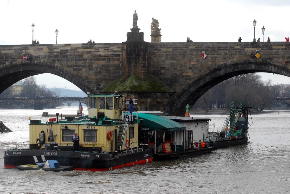 Posledním plavidlem, které opustilo centrum města, byl restaurační ponton u Mánesova mostu.
