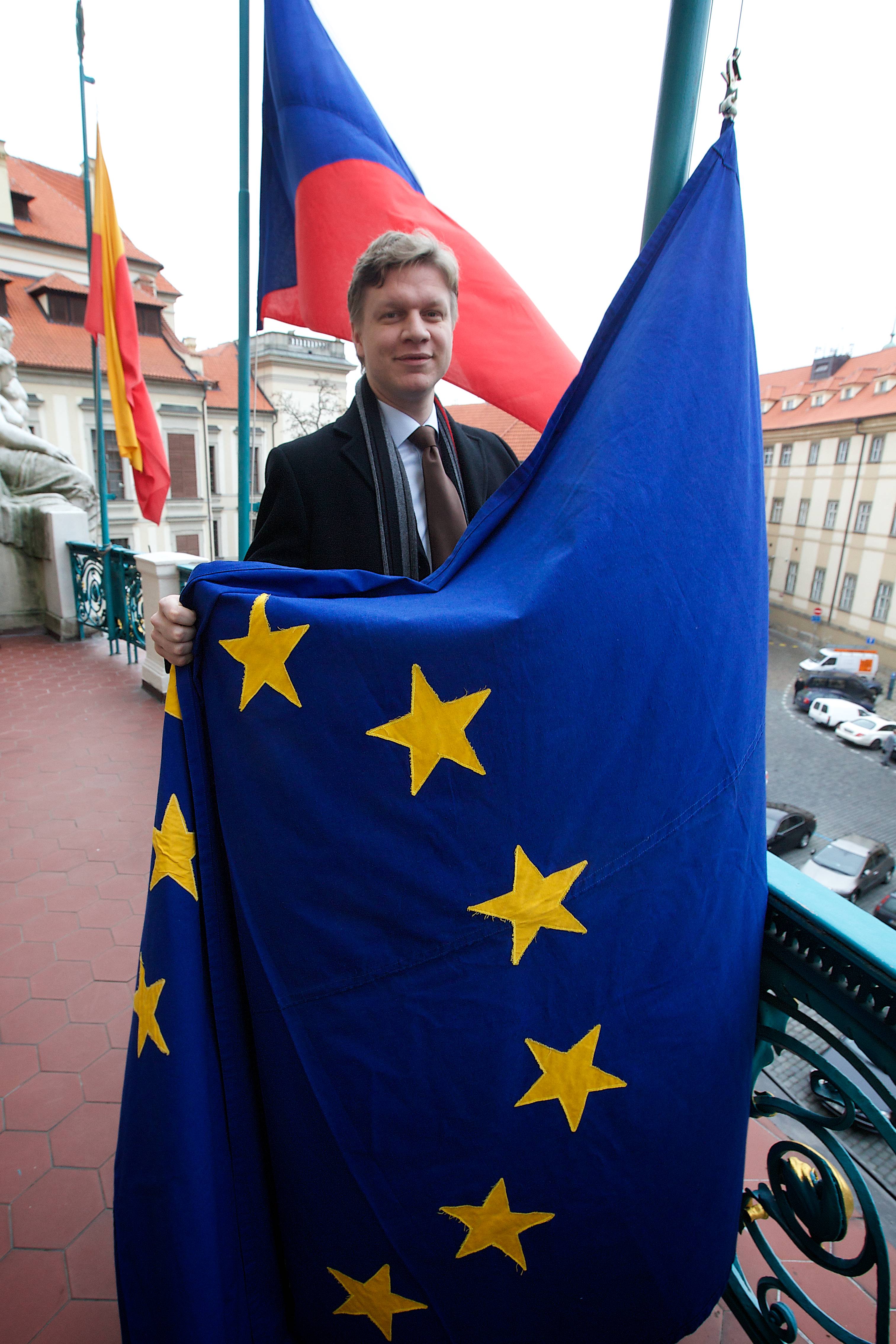 1644000_Primátor vyvěsil vlajku EU na budově Nové radnice