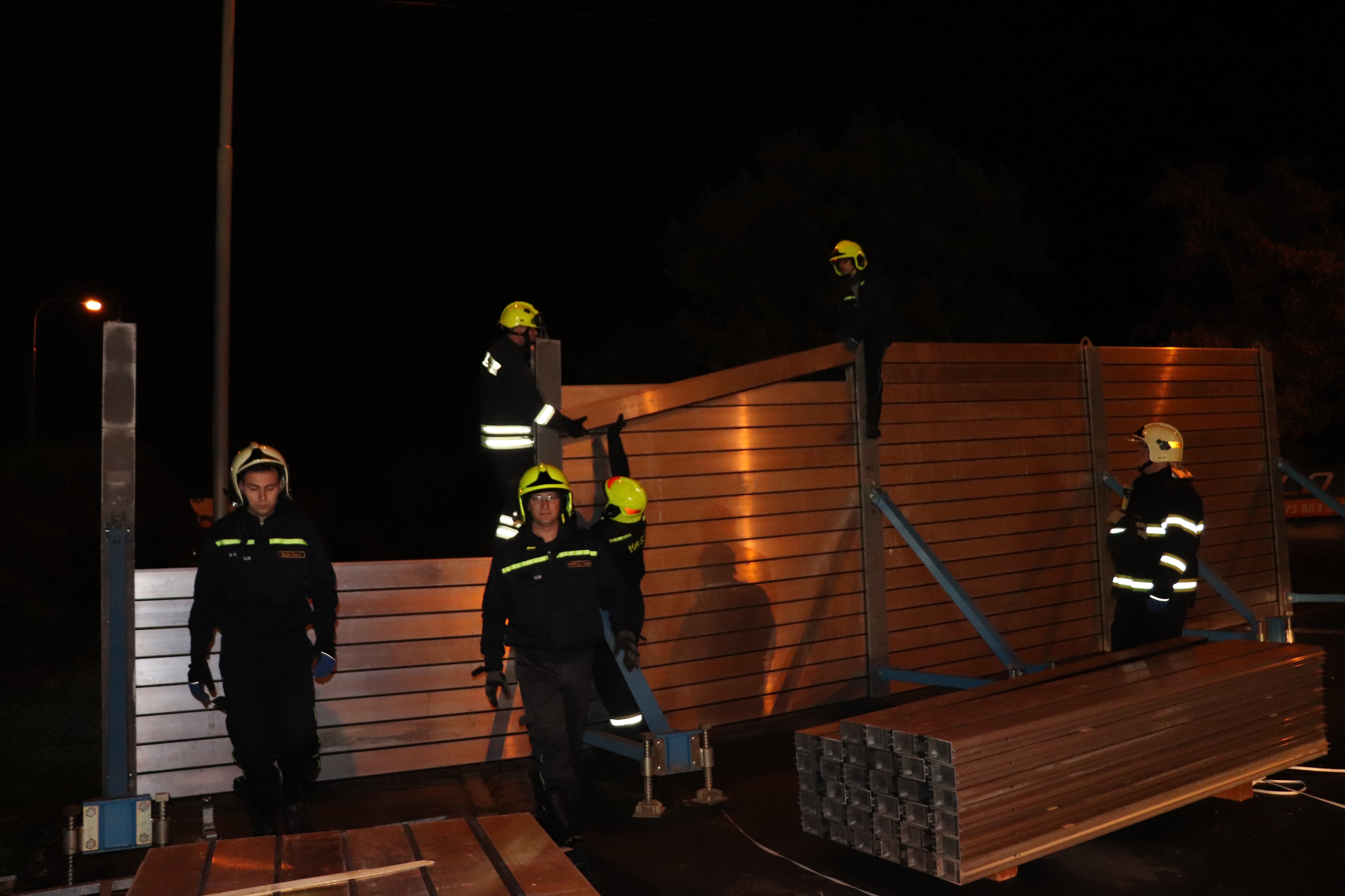 Cvičení výstavby protipovodňové ochrany v Radotíně