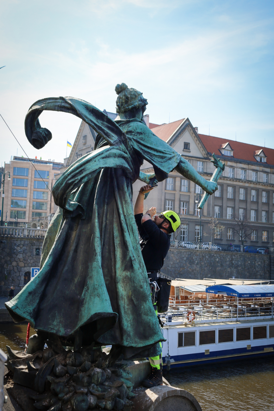 Kamerový průzkum soch na Čechově mostě