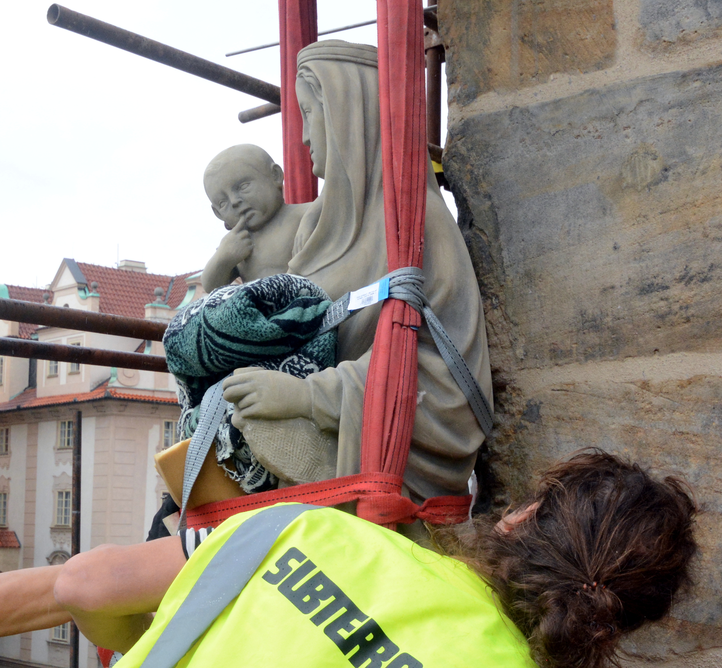 Na Staroměstskou radnici se vrátila socha Madony