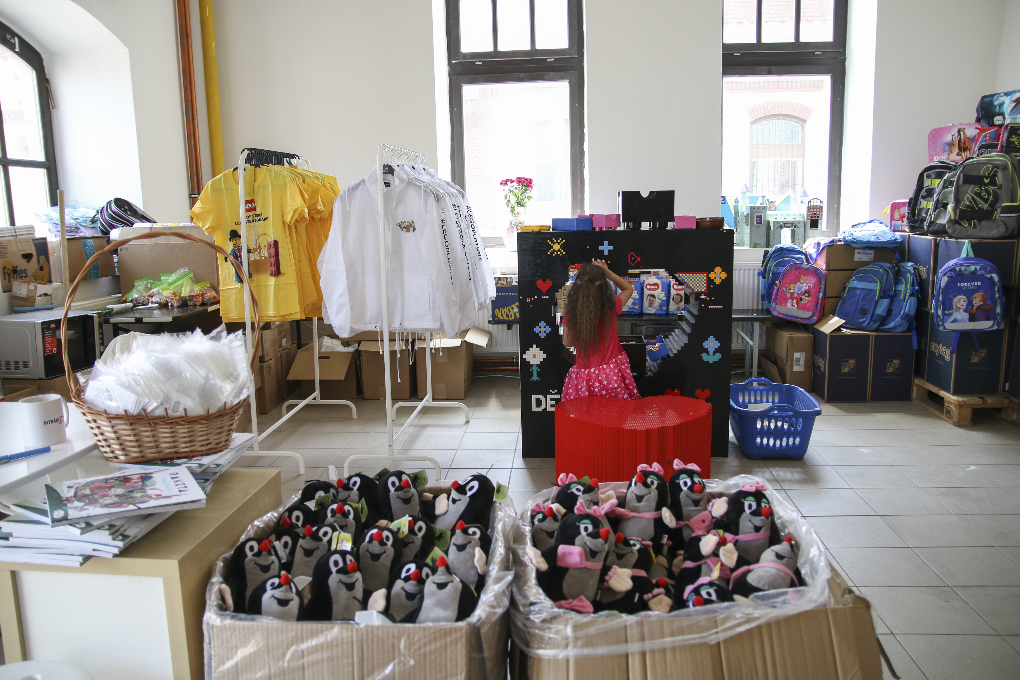Symbolicky na Den dětí zahajuje svůj provoz v Pražské tržnici Šatník pro rodiny samoživitelů