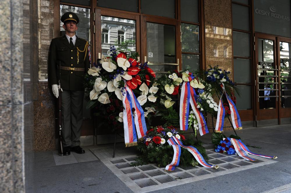 932540_2011-08-21 - Praha si připomněla oběti srpnové okupace u budovy rozhlasu
