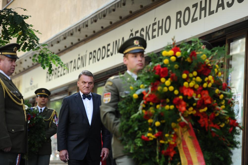 932567_2011-08-21 - Praha si připomněla oběti srpnové okupace u budovy rozhlasu