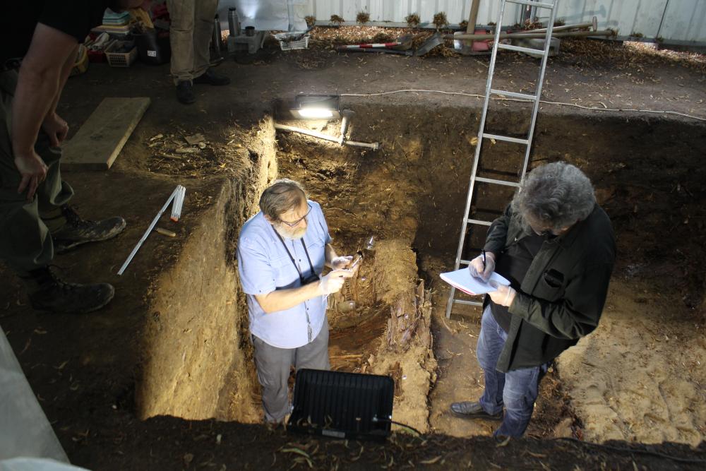 Antropologové vyhodnocují kosterní ostatky v jednom ze dvou odkrytých hromadných hrobů. Foto Jan Havrda, NPÚ ú.o.p. v Praze