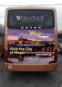 Praha se svým vizuálem na autokaru VEGA Tour