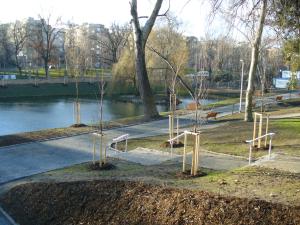 obnovený park s rybníkem