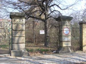 vjezdová brána a branky-stav 4.2.2004