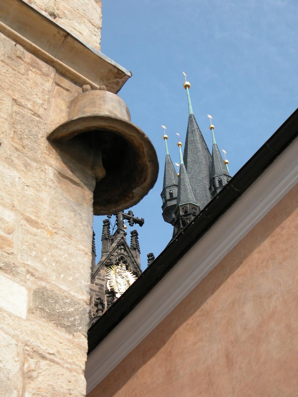 Dům U Kamenného zvonu a kostel Panny Marie před Týnem