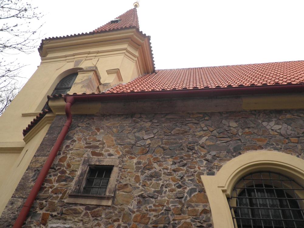 uvolněná římsa, jižní strana lodi kostela