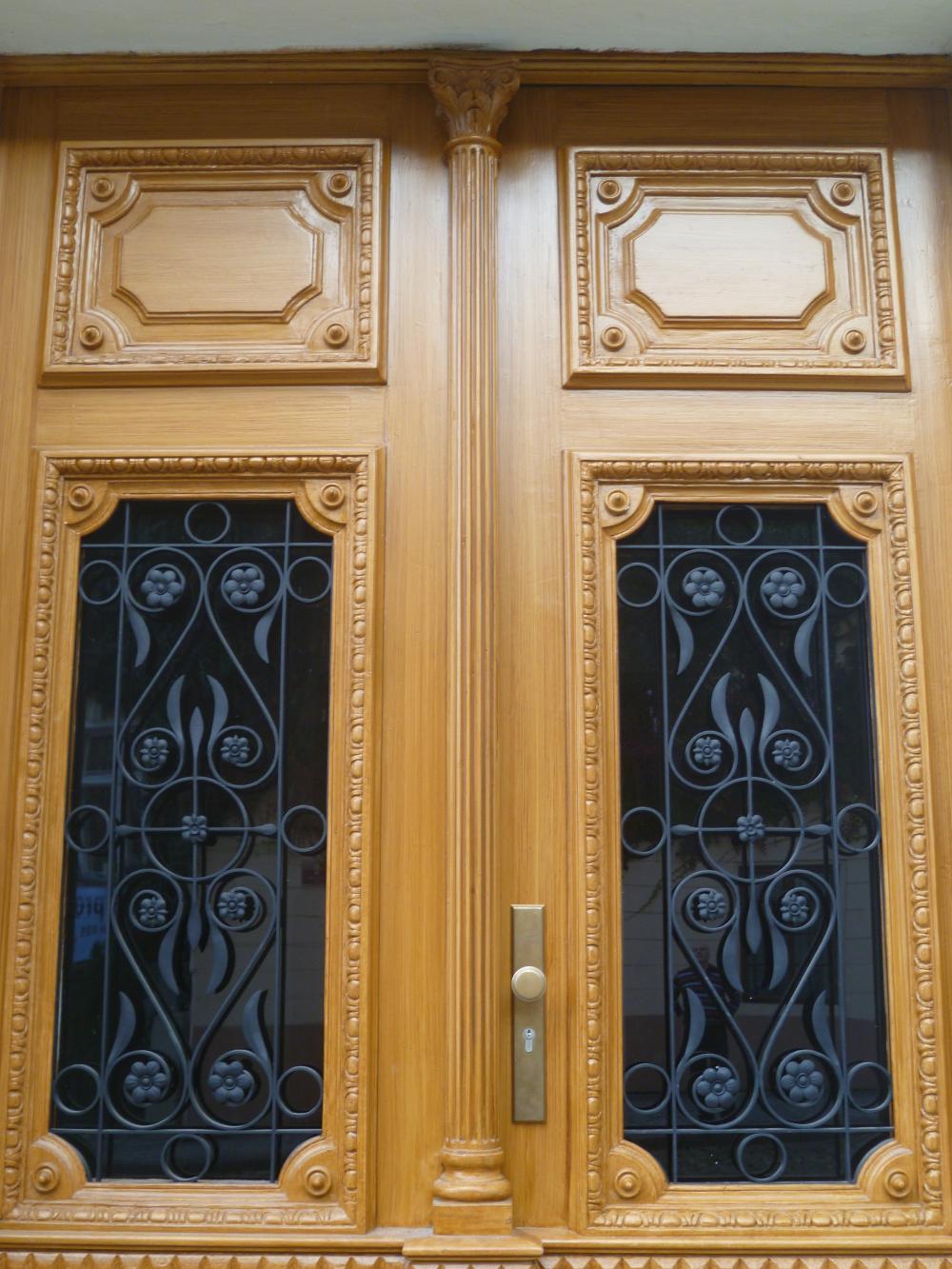 detail na horní část dveří