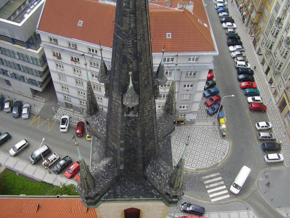 Pravá věž kostela sv. Antonína (při pohledu ze Strossmayerova náměstí) – před opravou