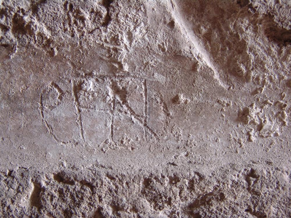 1. Příklad byzantského grafity (typu „monogram“) rytého omítky původního zdiva chrámu Hagia Sofia, pravděpodobně při jeho stavbě (532-7)
