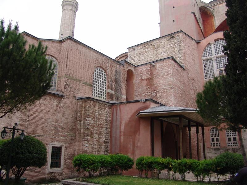 2. Hagia Sofia: Oktogonální baptisterium (vlevo) a jihozápadní opěrný pilíř chrámu (uprostřed).