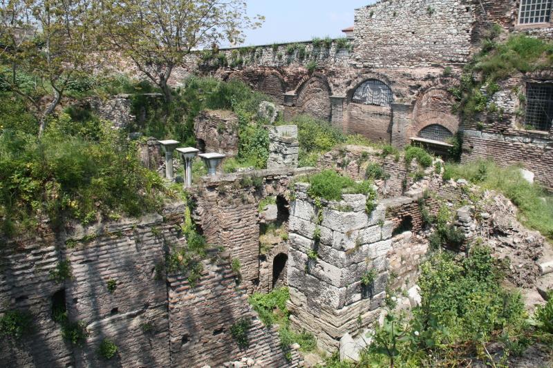 3. Hagia Eirene: ruiny byzantských staveb na jižní straně chrámu.