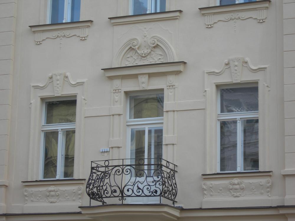 čp. 411 - detail štukové výzdoby, balkónu a oken