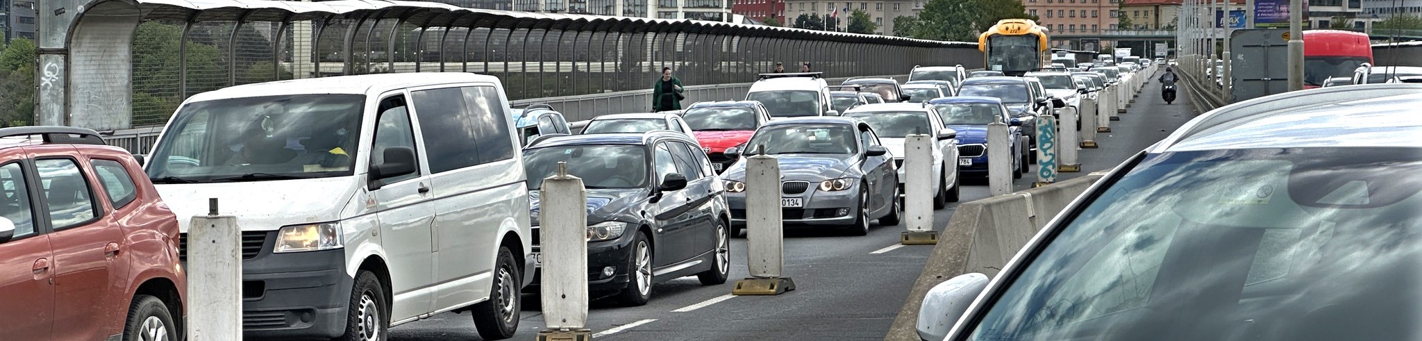 Ilustrační foto - auta v Praze