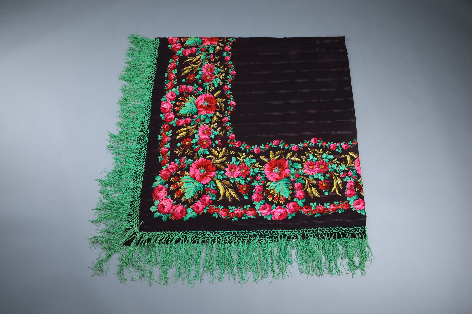 Kašmírový šátek s třásněmi, barevně tištěný, 2. pol. 19. století