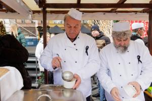 Rozlévání rybí polévky na Staroměstském náměstí 24. prosince 2023