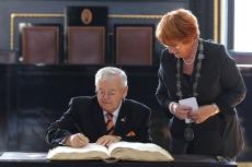 Marie Kousalíková, náměstkyně primátora hl. m. Prahy, dnes v Brožíkově sále Staroměstské radnice přijala oficiální návštěvu - předsedu Senátu Kanady J. E. Noëla A. Kinsel