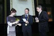 18.11.2010 - Czech Press Photo - primátor Bém předává Grant Prahy