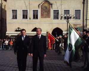 28.10.2007-Nám. primátora Rudolf Blažek a předseda Senátu PČR Přemysl Sobotka při přehlídce nastoupených jednotek