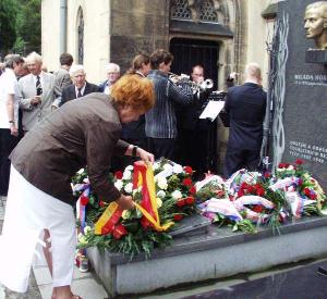 508674_26.6.2007-Za Hl. m. Prahu položila na hrob kytici radní Marie Kousalíková