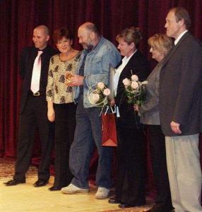 25.3.2007- Držitelé Zlatých srdcí společně s ředitelkou Nadace Naše dítě Zuzanou Baudyšovou a moderátorem večera