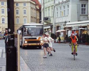11.6.2005  - Štafeta běhu Ležáky - Lidice přibíhá na Staroměstské náměstí