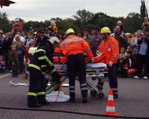497328_3.9.2006-Zraněného, kterého hasiči vyprostili z vraku, přebírají  záchranáři